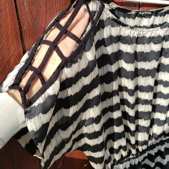 Foreign Exchange Top - Picture 3 of 5